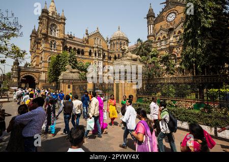 Chhatrapati Shivaji Terminus, CST, l'ancien Victoria Terminus, vue extérieure de l'une des gares ferroviaires les plus fréquentées au monde, UNESCO World Banque D'Images