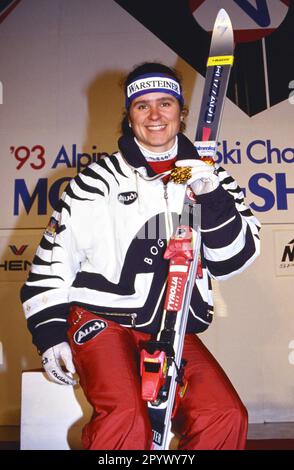 SKI ALPIN SAISON 92/93 Championnats du monde 1993 Morioka Shizukuishi combinaison femmes 05.02.1993 Miriam VOGT (GER) se hale au podium avec la médaille d'or. XxNOxMODELxRELEASExx [traduction automatique]- AUTRICHE Banque D'Images