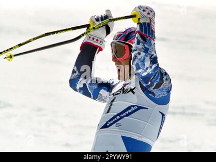 SKI ALPIN SAISON 95/96 Championnats du monde 1996 Sierra Nevada Giant Slalom Men 13.02.1996 Alberto TOMBA (ITA) applaudit à l'arrivée. PHOTO: WEREK Press photo Agency xxNOxMODELxRELEASExx [traduction automatique]- AUTRICHE OUT Banque D'Images