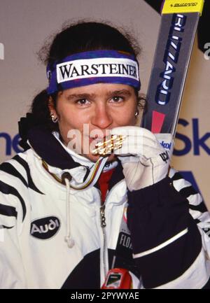 SKI ALPIN SAISON 92/93 Championnats du monde 1993 Morioka Shizukuishi combinaison femmes 05.02.1993 Miriam VOGT (GER) se hale au podium avec la médaille d'or. XxNOxMODELxRELEASExx [traduction automatique]- AUTRICHE Banque D'Images