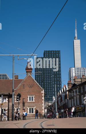 Whitgift Almshouse dans le centre du Croydon avec une nouvelle architecture qui s'élève derrière. Banque D'Images