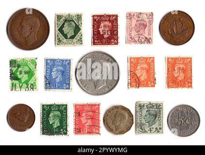Pièces de monnaie vintage et timbres du règne du roi George VI isolé sur fond blanc. Banque D'Images