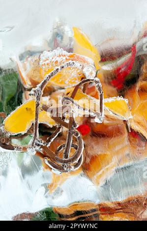 Bouquet de fleurs jaunes surgelées à tiges torsadées à l'intérieur du bloc de glace Banque D'Images