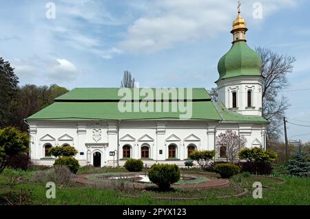 Réfectoire avec l'église Sauveur-Transfiguraton du monastère de Vydubychi à Kiev en Ukraine Banque D'Images