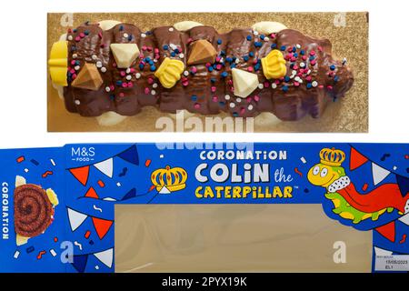 Couronnement Colin le gâteau Caterpillar de Marks & Spencer M&S retiré de la boîte sur fond blanc pour le couronnement du roi Charles III Banque D'Images