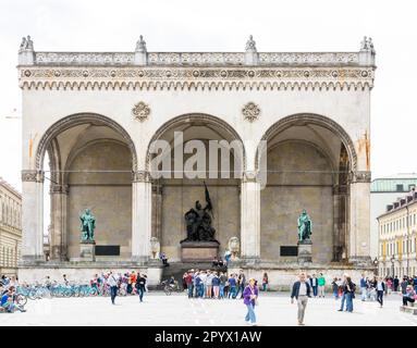 MUNICH, ALLEMAGNE - AOÛT 25: Touristes à la Feldherrnhalle à Munich, Allemagne sur 25 août 2014. Munich est la plus grande ville de Bavière avec presque Banque D'Images