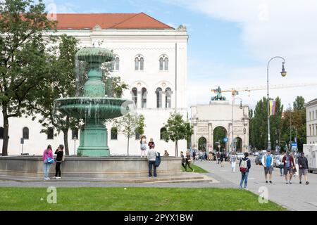 MUNICH, ALLEMAGNE - AOÛT 25 : touristes à l'Université Ludwig Maximilian de Munich, Allemagne sur 25 août 2014. L'université est l'une des plus anciennes Banque D'Images