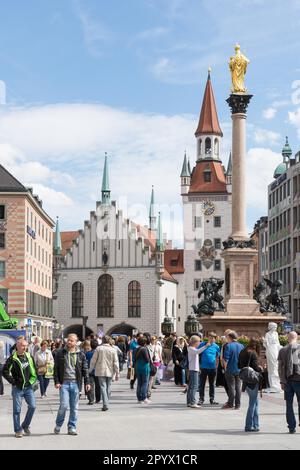 MUNICH, ALLEMAGNE - AOÛT 25: Touristes à la Marienplatz à Munich, Allemagne sur 25 août 2014. Munich est la plus grande ville de Bavière avec près de 100 Banque D'Images