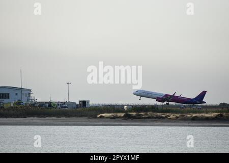 Larnaca, Larnaca, Chypre. 5th mai 2023. Un avion de Wizz Airlines est vu décoller de l'aéroport international de Larnaca tôt le matin. (Credit image: © Kostas Pikoulas/ZUMA Press Wire) USAGE ÉDITORIAL SEULEMENT! Non destiné À un usage commercial ! Banque D'Images