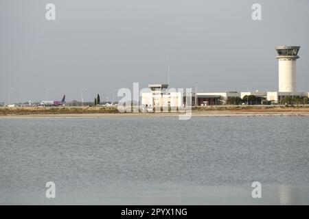 Larnaca, Larnaca, Chypre. 5th mai 2023. Un avion de Wizz Airlines est vu décoller de l'aéroport international de Larnaca tôt le matin. (Credit image: © Kostas Pikoulas/ZUMA Press Wire) USAGE ÉDITORIAL SEULEMENT! Non destiné À un usage commercial ! Banque D'Images