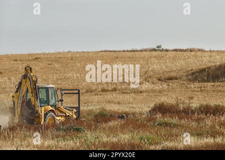 Larnaca, Larnaca, Chypre. 5th mai 2023. Un engin agricole est vu dans un champ près de l'aéroport international de Larnaca. (Credit image: © Kostas Pikoulas/ZUMA Press Wire) USAGE ÉDITORIAL SEULEMENT! Non destiné À un usage commercial ! Banque D'Images