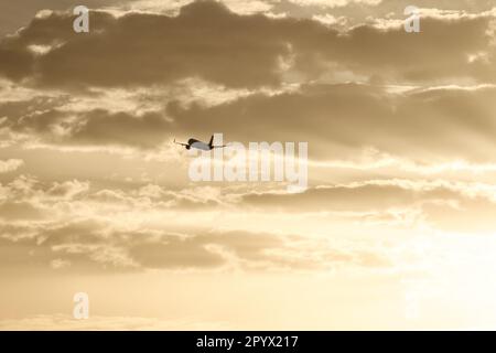 Larnaca, Larnaca, Chypre. 5th mai 2023. Un avion de Wizz Airlines est vu décoller de l'aéroport international de Larnaca tôt le matin. (Credit image: © Kostas Pikoulas/ZUMA Press Wire) USAGE ÉDITORIAL SEULEMENT! Non destiné À un usage commercial ! Banque D'Images