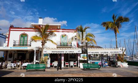 Maisons blanches, palmiers, touristes, boutiques, restaurants, Venise de Gran Canaria, Puerto de Mogan, côte sud-ouest, Gran Canaria, Canaries Banque D'Images