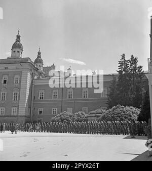 Les membres du Service du travail du Reich marchent dans les rues de Salzbourg. En arrière-plan, vous pourrez voir la cathédrale et la forteresse de Hohensalzburg. (Photo non datée, probablement prise à l'été 1938). [traduction automatique] Banque D'Images