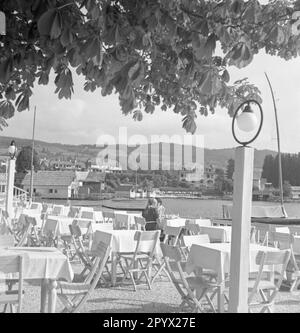 Vue sur le lac Wörthersee avec des voiliers ancrés depuis la terrasse d'un restaurant sous les châtaigniers sur le bord du lac de Velden. Photographie non datée, probablement à l'été 1938. [traduction automatique] Banque D'Images