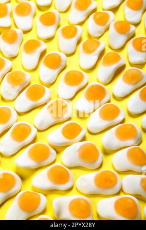 Bonbons frits aux œufs sur fond jaune Banque D'Images