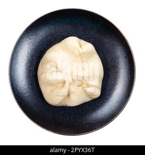 Vue de dessus du pain cuit à la vapeur Banh Bao avec poulet, légumes, œuf, champignons, funket sur plaque découpée sur fond blanc Banque D'Images