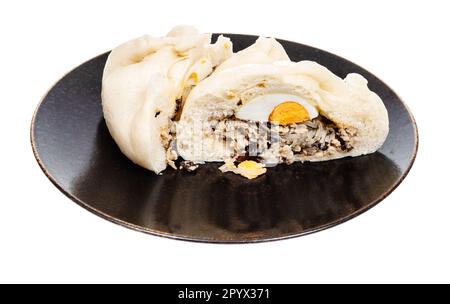 Couper le pain cuit à la vapeur Banh Bao avec du poulet, des légumes, des œufs, des champignons, funker sur l'assiette découpée sur fond blanc Banque D'Images