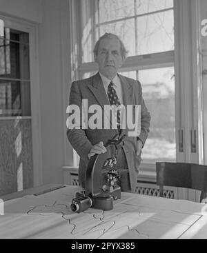 Un chercheur avec un microscope et des notes dans son bureau à Berlin-Dahlem. Banque D'Images