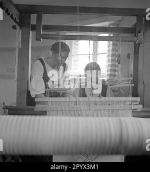 Les jeunes femmes sont formées au tissage dans la station balnéaire de Henkenhagen, en mer Baltique, à Pomerania. Banque D'Images