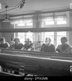 Les jeunes femmes sont formées au tissage dans la station balnéaire de Henkenhagen, en mer Baltique, à Pomerania. Banque D'Images