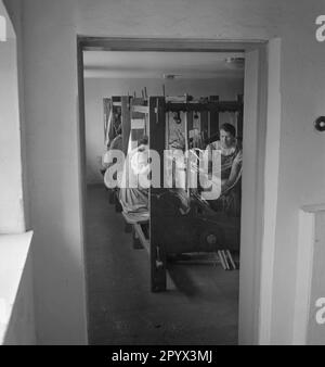 Les jeunes femmes sont formées au tissage dans la station balnéaire de Henkenhagen, en mer Baltique, à Pomerania. Banque D'Images