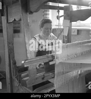 Les jeunes femmes sont formées au tissage dans la station balnéaire de Henkenhagen, en mer Baltique, à Pomerania. Banque D'Images