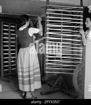 Les jeunes femmes sont formées au tissage dans la station balnéaire de Henkenhagen, en mer Baltique, à Pomerania. Banque D'Images