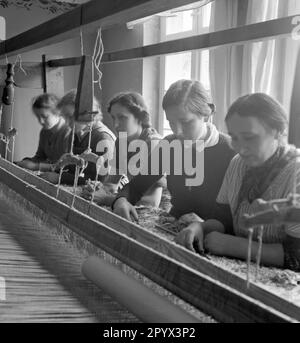 Les jeunes femmes sont formées au tissage dans la station balnéaire de Henkenhagen, en mer Baltique, à Pomerania. Banque D'Images