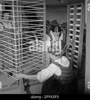 Les jeunes femmes sont formées au tissage dans la station balnéaire de Henkenhagen, en mer Baltique, à Pomerania. Banque D'Images