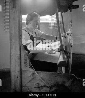 Les jeunes femmes sont formées au tissage dans la station balnéaire de Henkenhagen, en mer Baltique, à Pomerania. Banque D'Images