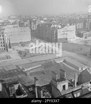 Photo non datée d'une scène de destruction, probablement à Berlin-Ouest, 1950. Ici, une zone abandonnée presque complètement dévastée, sur laquelle les briques renversées sont empilées pour des reconstructions. En arrière-plan, en partie détruits ainsi que des maisons intactes. Dans la rue, plusieurs passants. Banque D'Images