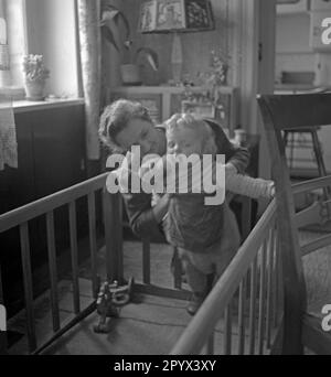 Photo non datée d'une grand-mère jouant avec son petit-enfant dans un parc dans un appartement, probablement à Berlin-Ouest, 1950. Enfant d'un soldat allemand tué au cours de la Seconde Guerre mondiale, l'enfant est à moitié orphelin. Banque D'Images