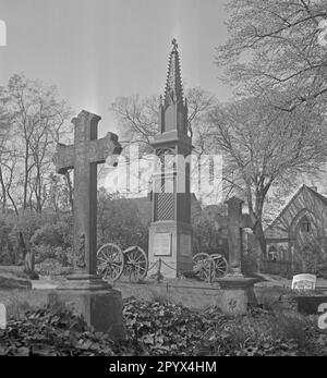 Photo non datée d'un mémorial pour les soldats allemands tombés dans la guerre franco-allemande (1870/71) ou la première Guerre mondiale (1914-1918) à Lusatia, ancienne zone d'occupation soviétique (SBZ, aujourd'hui État libre de Saxe). Banque D'Images