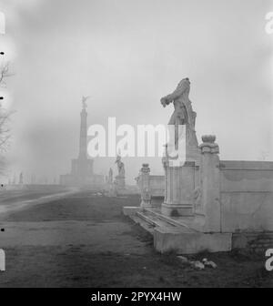 Photo non datée de la statue en marbre néo-baroque du roi Frederick William II de Prusse (le gras Luederjahn, 1744-1797, artiste Adolf Bruett), qui a été partiellement détruite par les bombardements et le vandalisme des soldats soviétiques (tête manquante), dans la grosse Sternallee, dans le Tiergarten de Berlin. La statue est présentée avec une vue (nord-ouest) de la statue chatoyante du roi Frederick William III (1770-1840, sculpteur Gustav Eberlein) dans le brouillard et la colonne de la victoire à la Grande étoile de Berlin-Ouest, une ancienne zone d'occupation britannique, 1950. Banque D'Images