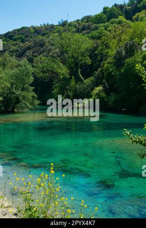 Vue de printemps sur le Mole di Narni, un paradis dans la rivière Nera pendant le beau jour de mai, région de l'Ombrie, Italie Banque D'Images