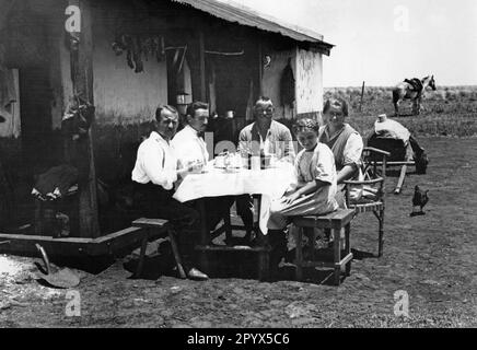 Famille allemande ayant dîner devant leur maison dans la province de Chaco, dans le nord de l'Argentine. [traduction automatique] Banque D'Images