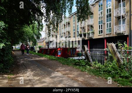 Londres - 05 21 2022: Les gens se baladent le long du Grand Union Canal près de Kensal Rd Banque D'Images