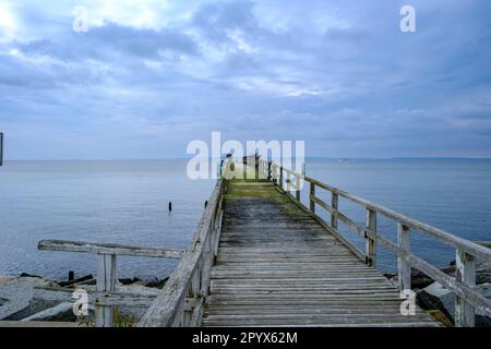 Ancienne jetée sur le front de mer de Sassnitz, Mecklembourg-Poméranie occidentale, Île Rugen, Allemagne, Europe. Banque D'Images