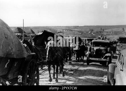 Avancer sur la route en Ukraine pendant l'offensive dans la partie centrale du Front de l'est. Photo: Kintscher [traduction automatique] Banque D'Images