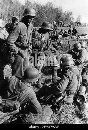 Soldats allemands pendant une pause dans la marche lors de l'offensive vers Moscou en octobre 1941. Photo: Bauer [traduction automatique] Banque D'Images