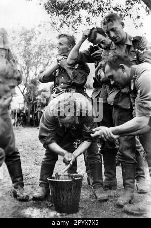 Sur le front de l'est : pendant la période de l'offensive d'été vers Stalingrad en 1942, les fantassins se nettoient lors d'une pause en mars. Photo: Jesse [traduction automatique] Banque D'Images