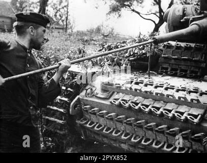 Un soldat nettoyant l'arme d'un Panzer III près de Rzhev dans la partie centrale du Front de l'est. Photo: Ulrich. [traduction automatique] Banque D'Images