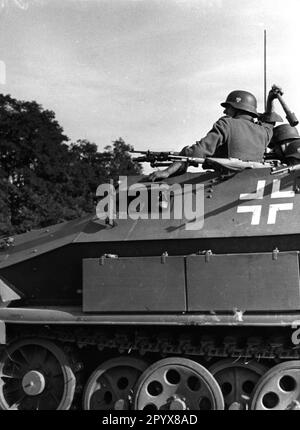 Wehrmacht a blindé un porte-militaires lors d'une manifestation, probablement dans une zone d'entraînement militaire en Allemagne. Photo: Schwahn [traduction automatique] Banque D'Images