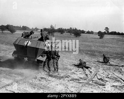 Wehrmacht a blindé un porte-militaires lors d'une manifestation, probablement dans une zone d'entraînement militaire en Allemagne. Photo: Schwahn [traduction automatique] Banque D'Images