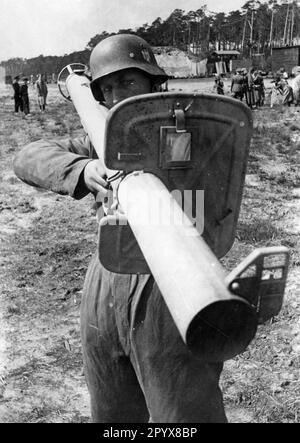 Un soldat présente l'arme antichar Panzerschreck lors d'une démonstration dans une aire d'entraînement. Photo: Ruge. [traduction automatique] Banque D'Images