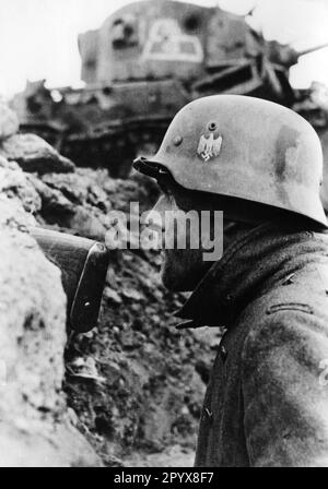 Un soldat allemand en position près de Rzhev dans la partie centrale du Front oriental. Photo: Hermann. [traduction automatique] Banque D'Images