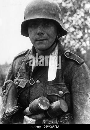 Un messager allemand à Slobodka sur le front de l'est. Clairement la bande intérieure blanche du col de l'uniforme ainsi que la bâche à gaz du soldat. Photo: Bemann [traduction automatique] Banque D'Images