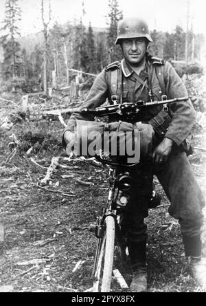 L'ingénieur sergeant Rühle sur le front nord de la zone de combat finlandaise. Pour le sablage de bunker à Koinuvaara, il a reçu la classe I. de la Croix de fer. Photo: Stubbenhagen. [traduction automatique] Banque D'Images