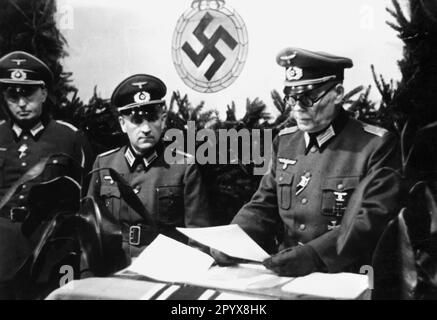 Un commandant de bataillon allemand lit le certificat de mariage lors d'une cérémonie de mariage à longue distance après son discours, à Schistra. Photo: Wimmer. [traduction automatique] Banque D'Images